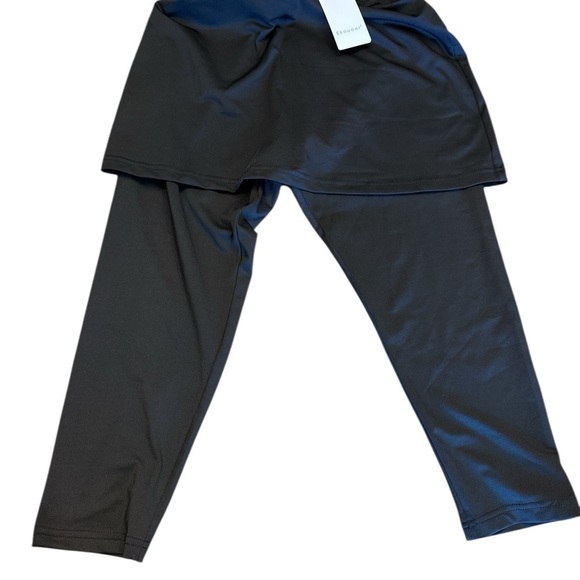 Chic Black Skirted Leggings - Picture 2 of 5